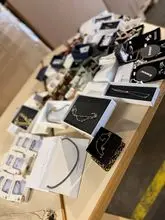 A partir de € 5,50 – Mix de joias Categoria A: Conjuntos novos e embalados – colares, brincos, pulseiras, anéis, direto da Europa